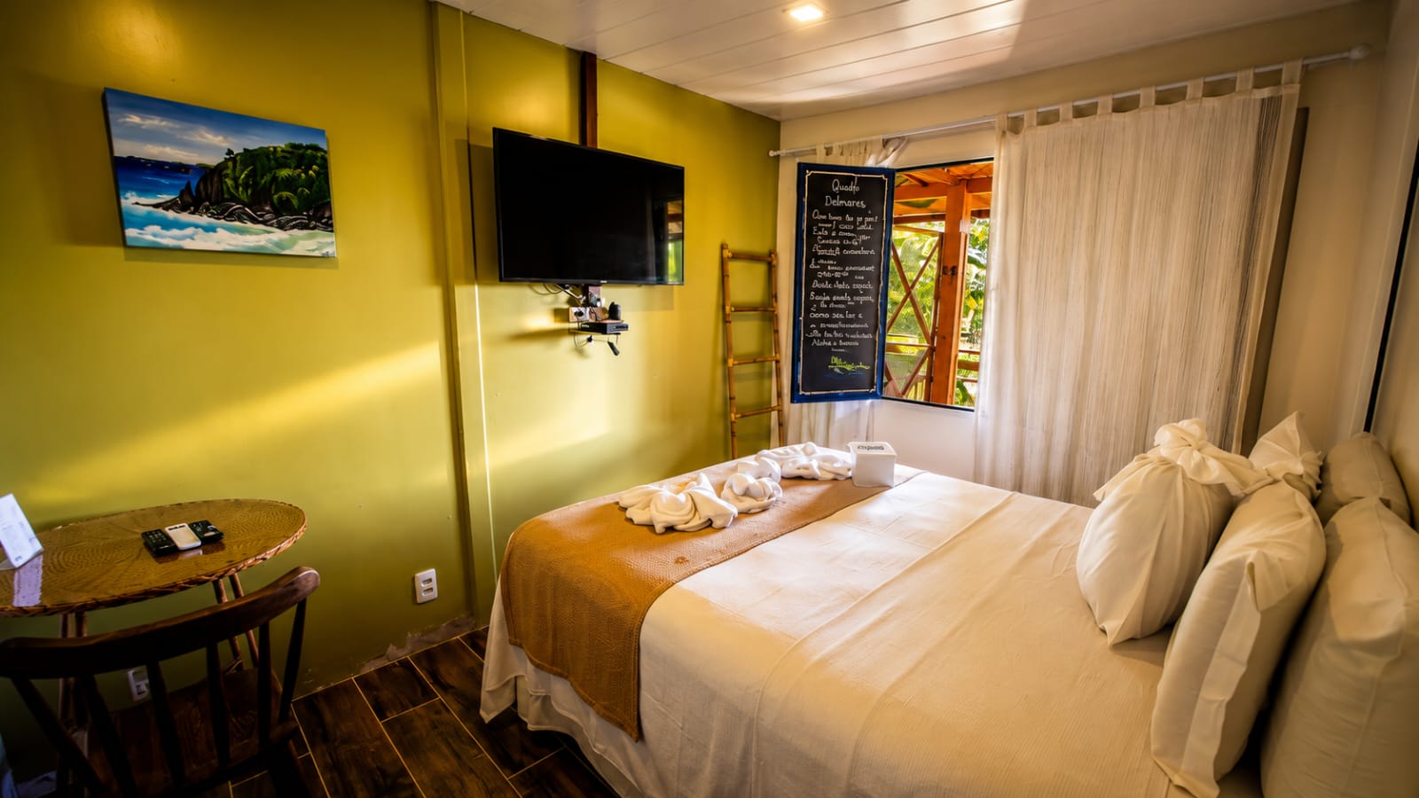 Quarto de casal iluminado pelo sol