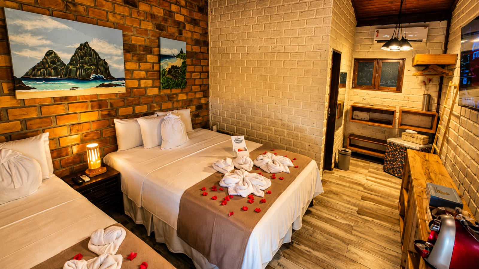 Apartamento com cama de casal e cama de solteiro na Pousada Mar Aberto