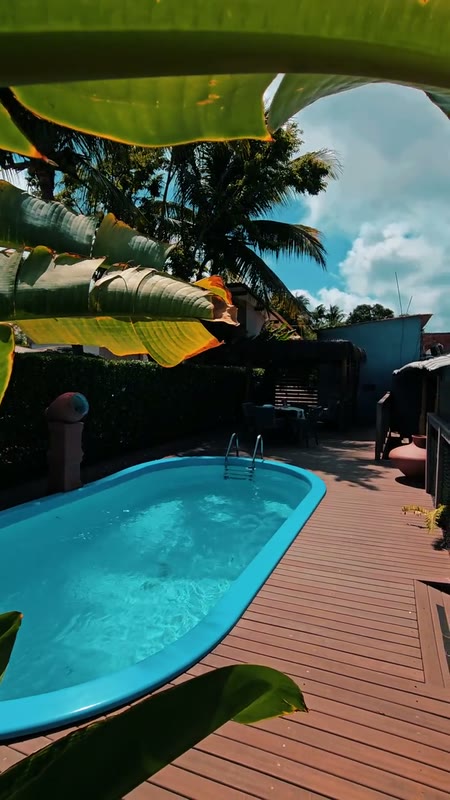 Piscina de Pousada Mar Aberto rodeada de vegetación tropical