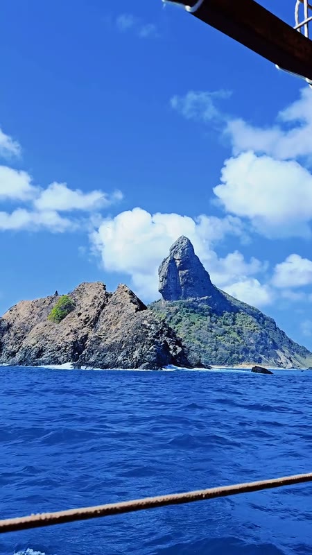 Morro do Pico visto desde el mar en Fernando de Noronha